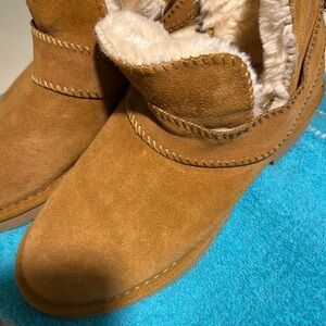 Women’s Uggs bootie’s